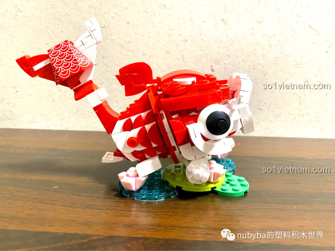 Mô hình JAKI Lucky Koi nhìn từ góc nghiêng, thể hiện rõ đường cong của thân và đuôi cá, tạo cảm giác chuyển động.