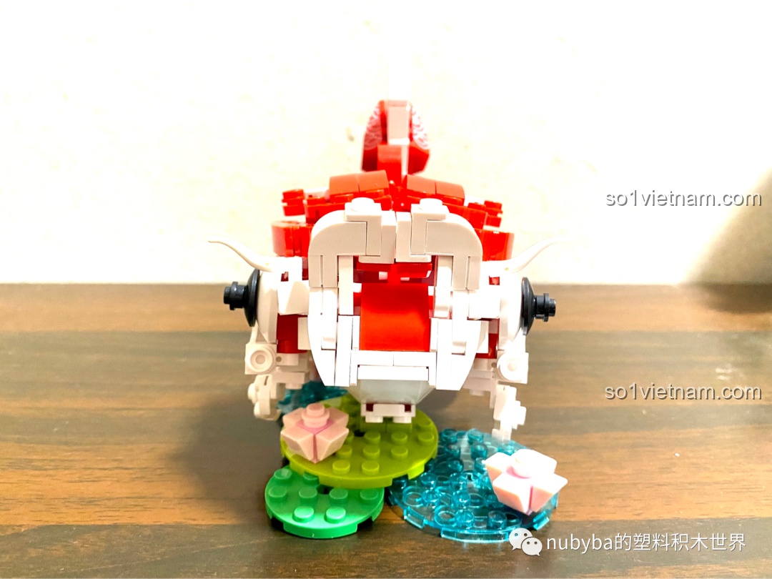 Góc nhìn chính diện của mô hình JAKI Lucky Koi, khoe trọn vẹn thiết kế miệng và râu cá độc đáo, đáng yêu.