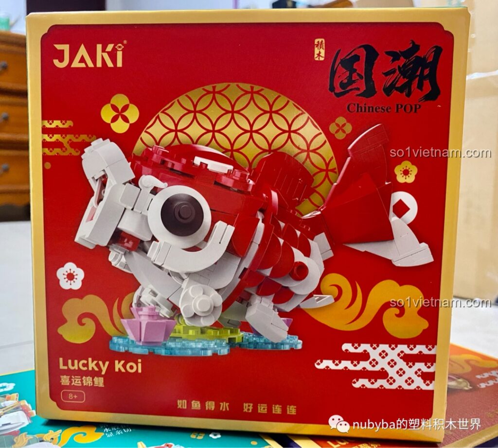 Hộp của bộ lắp ráp JAKI Lucky Koi với hình ảnh chú cá chép may mắn màu đỏ trắng, một món đồ chơi trang trí phong thủy độc đáo.