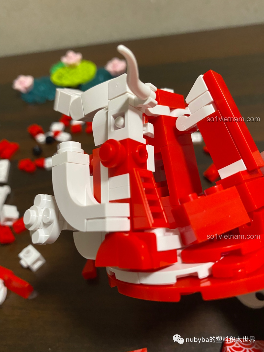 Lắp ráp phần đầu của mô hình cá chép JAKI Lucky Koi, với các chi tiết mắt và miệng được tạo hình độc đáo.