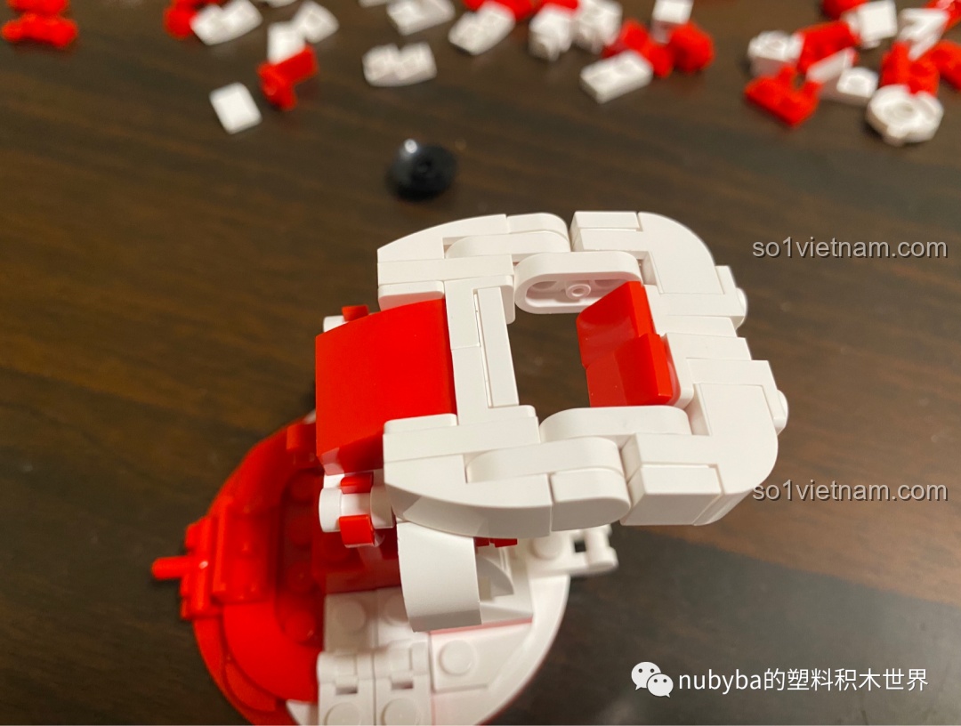 Chi tiết quá trình lắp ráp phần thân của cá chép JAKI Lucky Koi, sử dụng các kỹ thuật để tạo đường cong mềm mại.