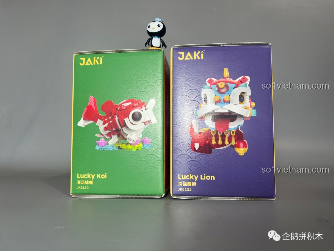 Mặt sau của hộp đồ chơi lắp ráp JAKI Sư Tử Thức Tỉnh Ban Phúc và Cá Chép May Mắn với tông màu xanh lá và tím độc đáo, thể hiện sự đa dạng trong thiết kế.