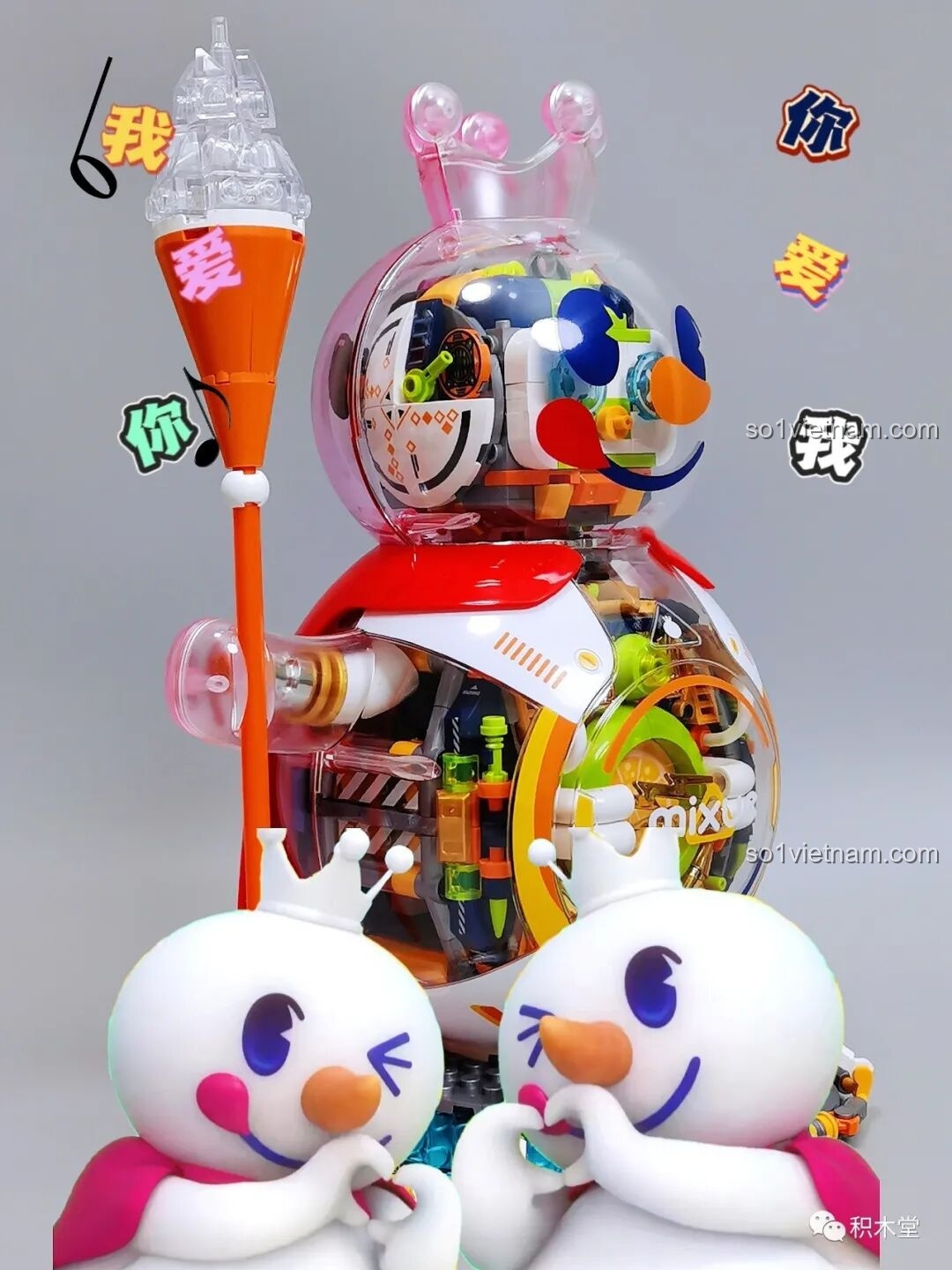 Hai mô hình Siêu Tuyết Vương JAKI X Mixue đặt cạnh nhau