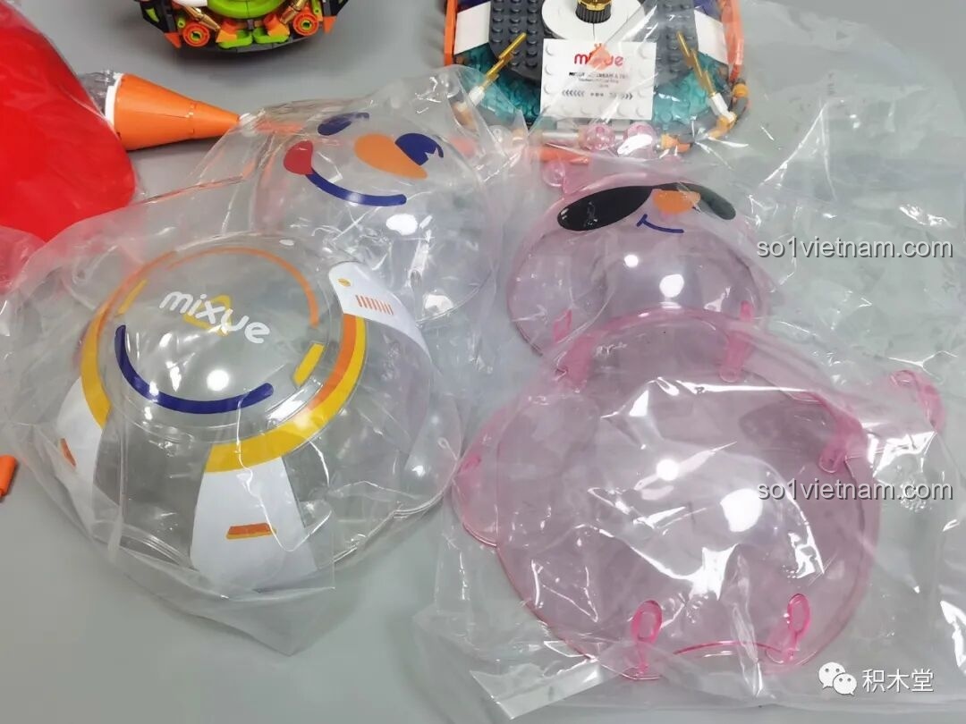 Chi tiết vương miện màu hồng trên bộ lắp ráp JAKI X Mixue Siêu Tuyết Vương