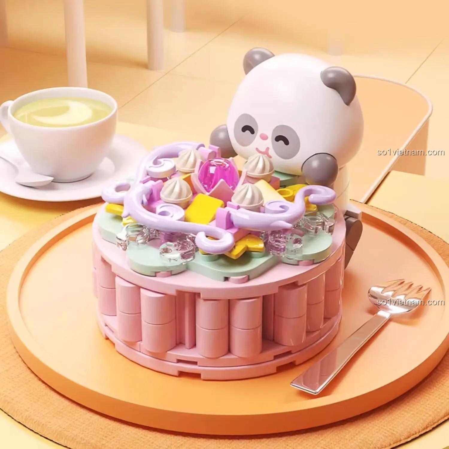 Mô hình bánh trung thu gấu trúc JAKI MK015 bên cạnh tách trà, đồ chơi lắp ghép đẹp mắt