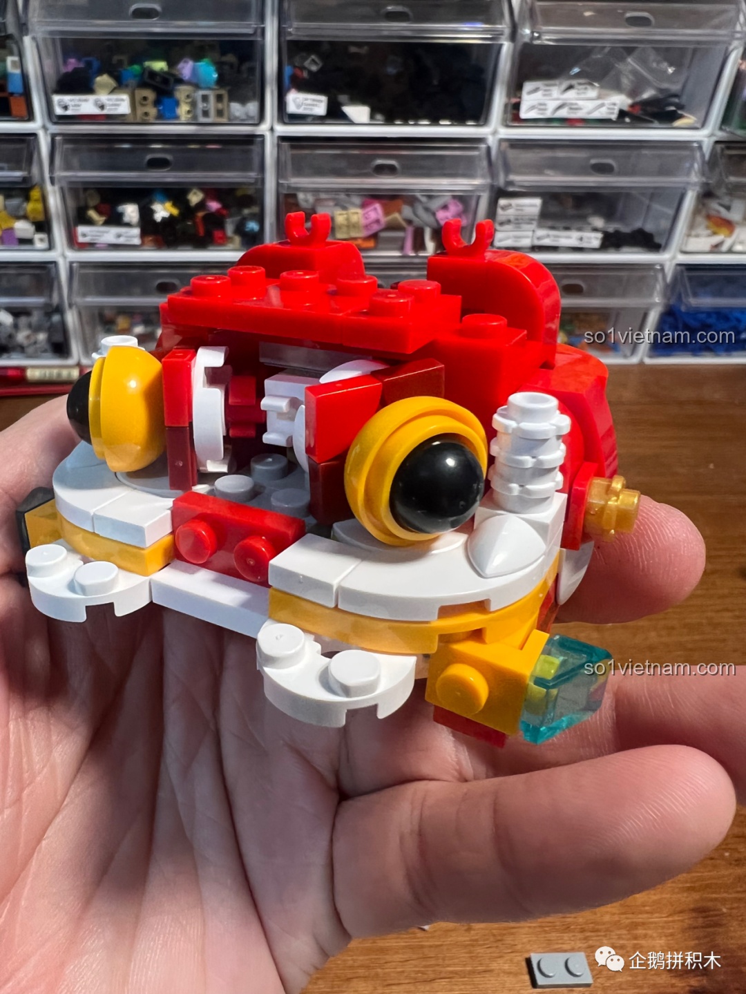 Phần đầu của Sư Tử Múa Lân JAKI đang được lắp ráp, cho thấy cấu trúc phức tạp bên trong.