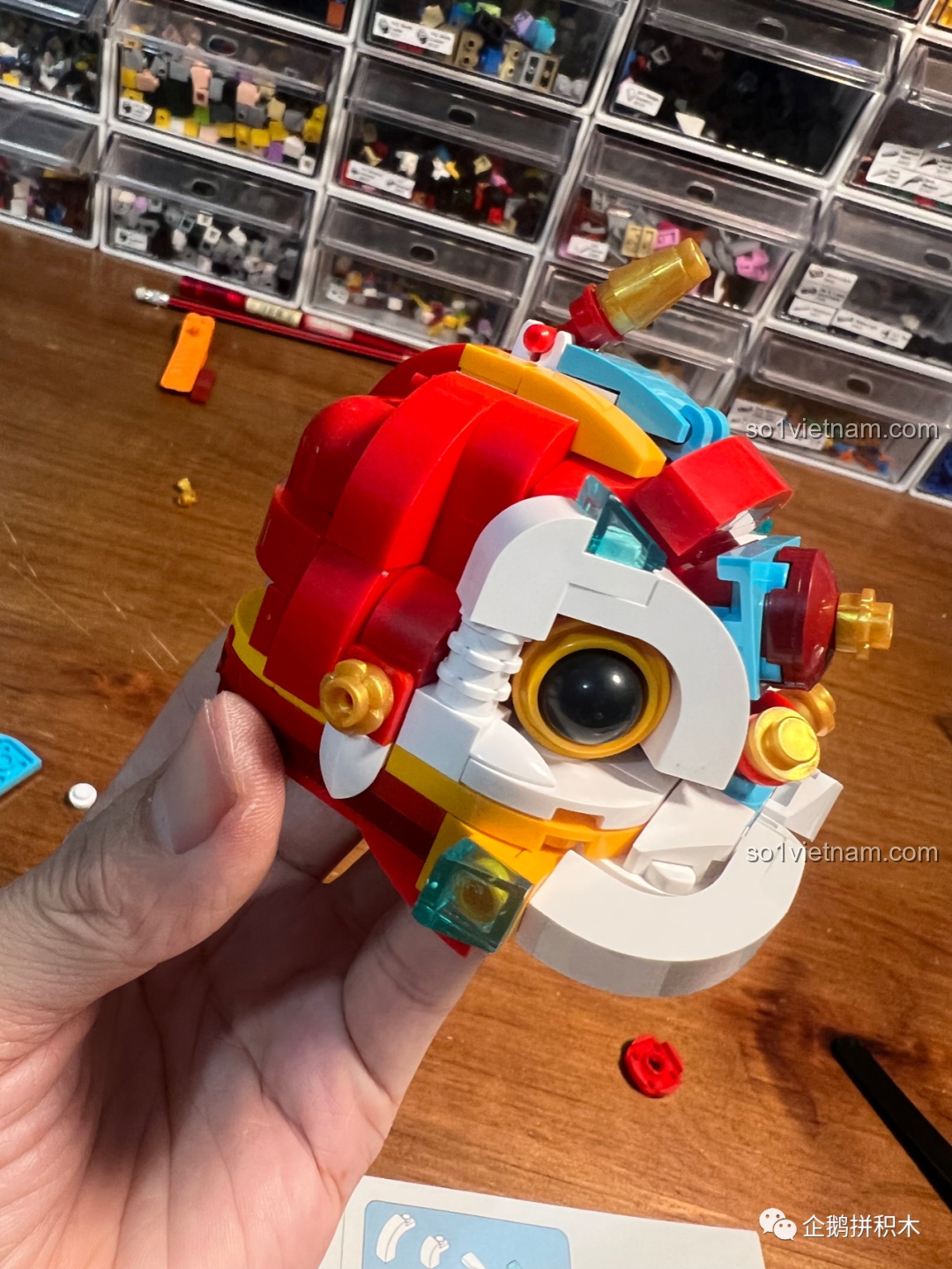 Phần đầu hoàn chỉnh của mô hình Sư Tử Múa Lân JAKI nhìn từ góc nghiêng, khoe các chi tiết trang trí.