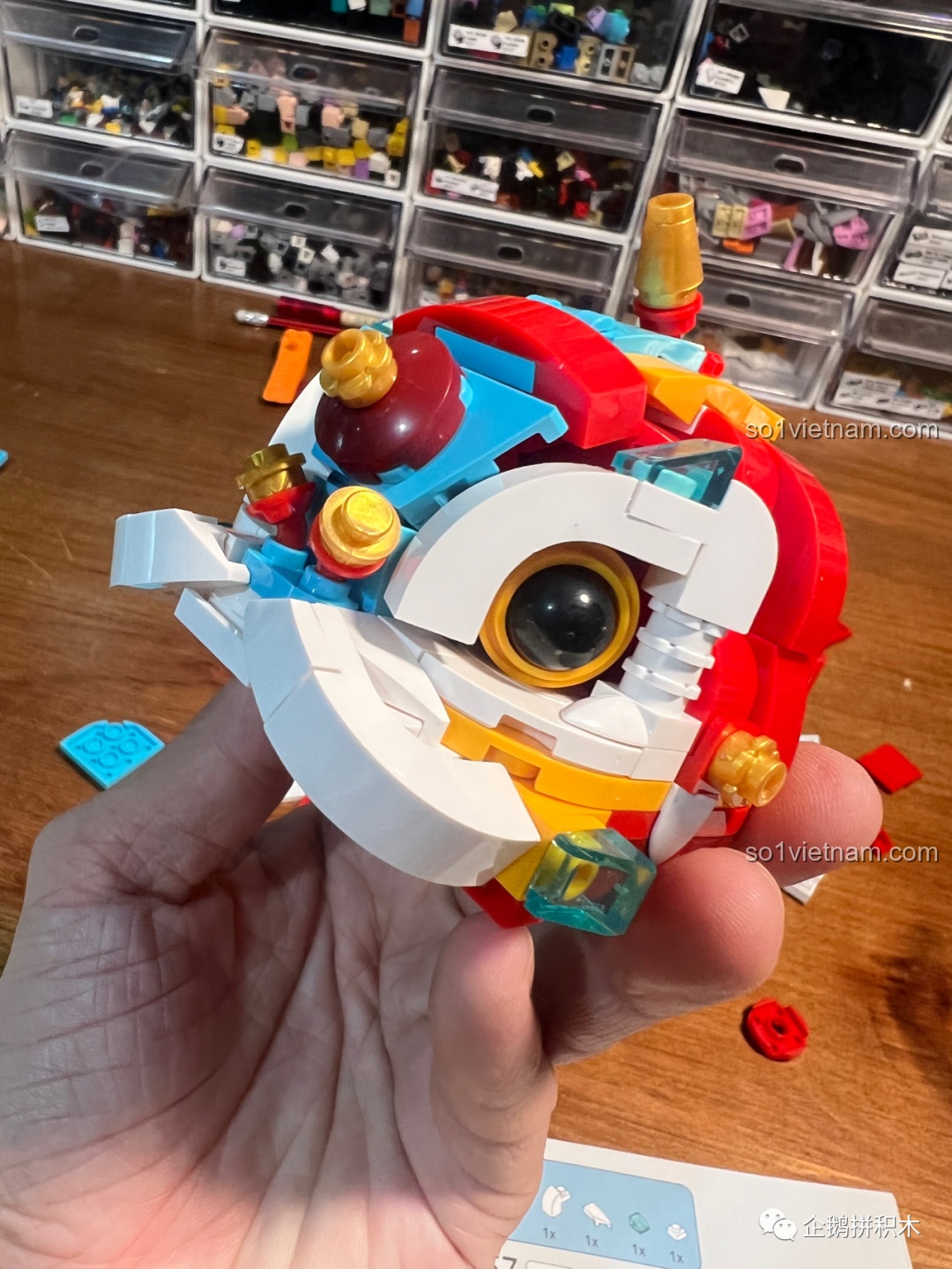 Một góc nhìn khác của phần đầu Sư Tử Múa Lân JAKI, cho thấy sự kết hợp màu sắc hài hòa.