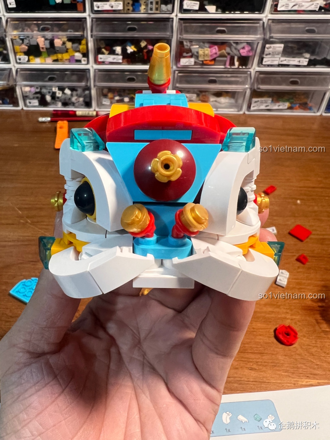 Hoàn thiện phần đầu của Sư Tử Múa Lân JAKI với các chi tiết màu xanh, đỏ và vàng.