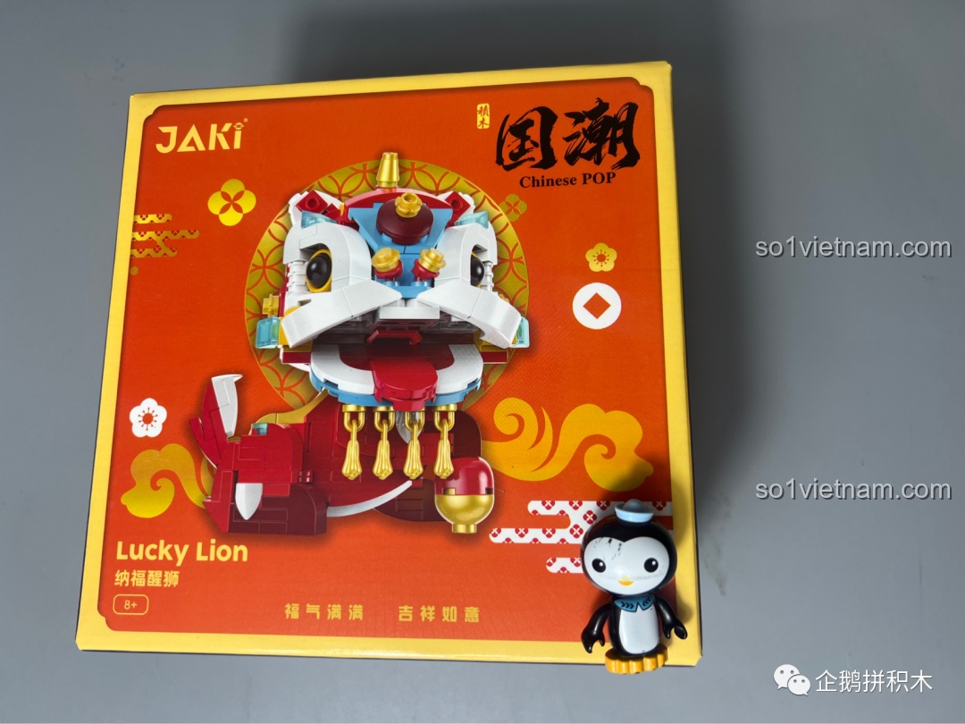 Cận cảnh hộp sản phẩm bộ lắp ghép JAKI Sư Tử Múa Lân Nạp Phúc (Lucky Lion) với hình ảnh mô hình hoàn thiện sống động.