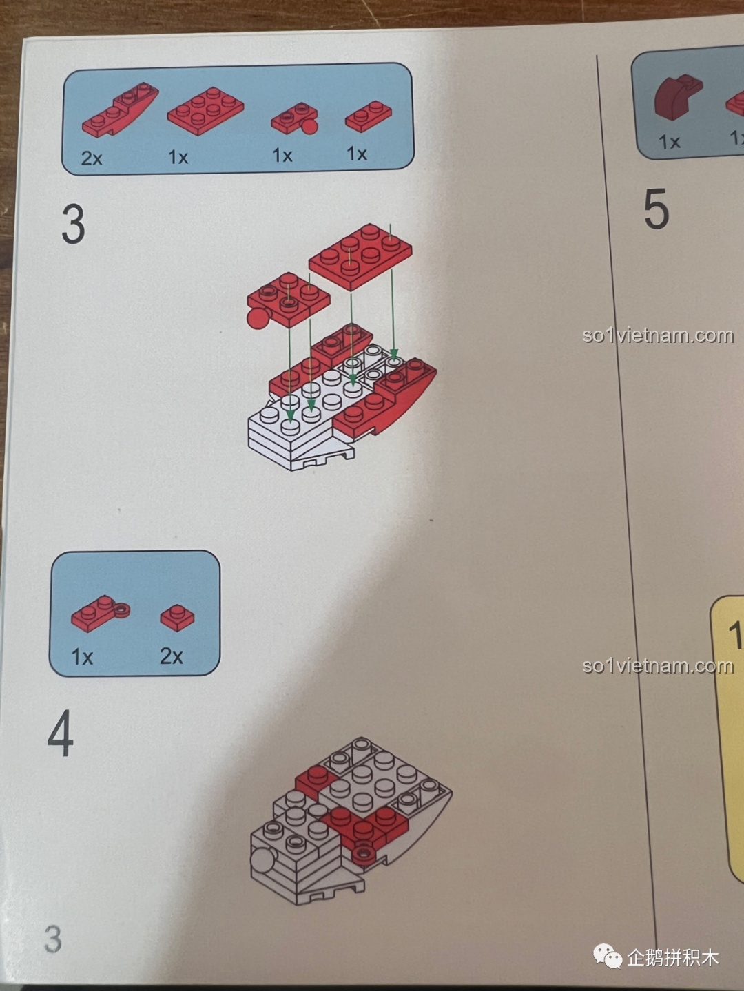 Một bước trong sách hướng dẫn lắp ráp JAKI Sư Tử Múa Lân, minh họa rõ ràng vị trí của từng mảnh ghép.