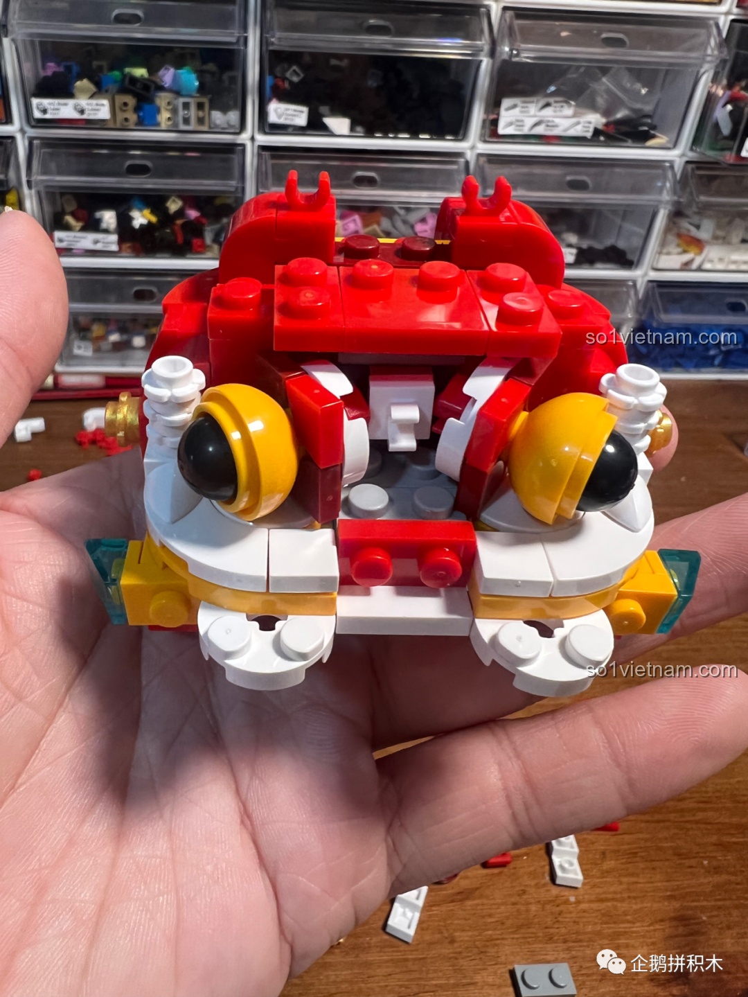 Cận cảnh quá trình lắp ráp phần mắt to tròn của mô hình Sư Tử Múa Lân JAKI.