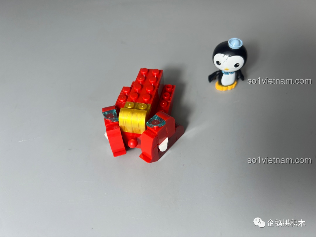 Quá trình lắp ráp phần thân của mô hình Sư Tử Múa Lân JAKI, các khối màu đỏ và vàng được kết hợp.