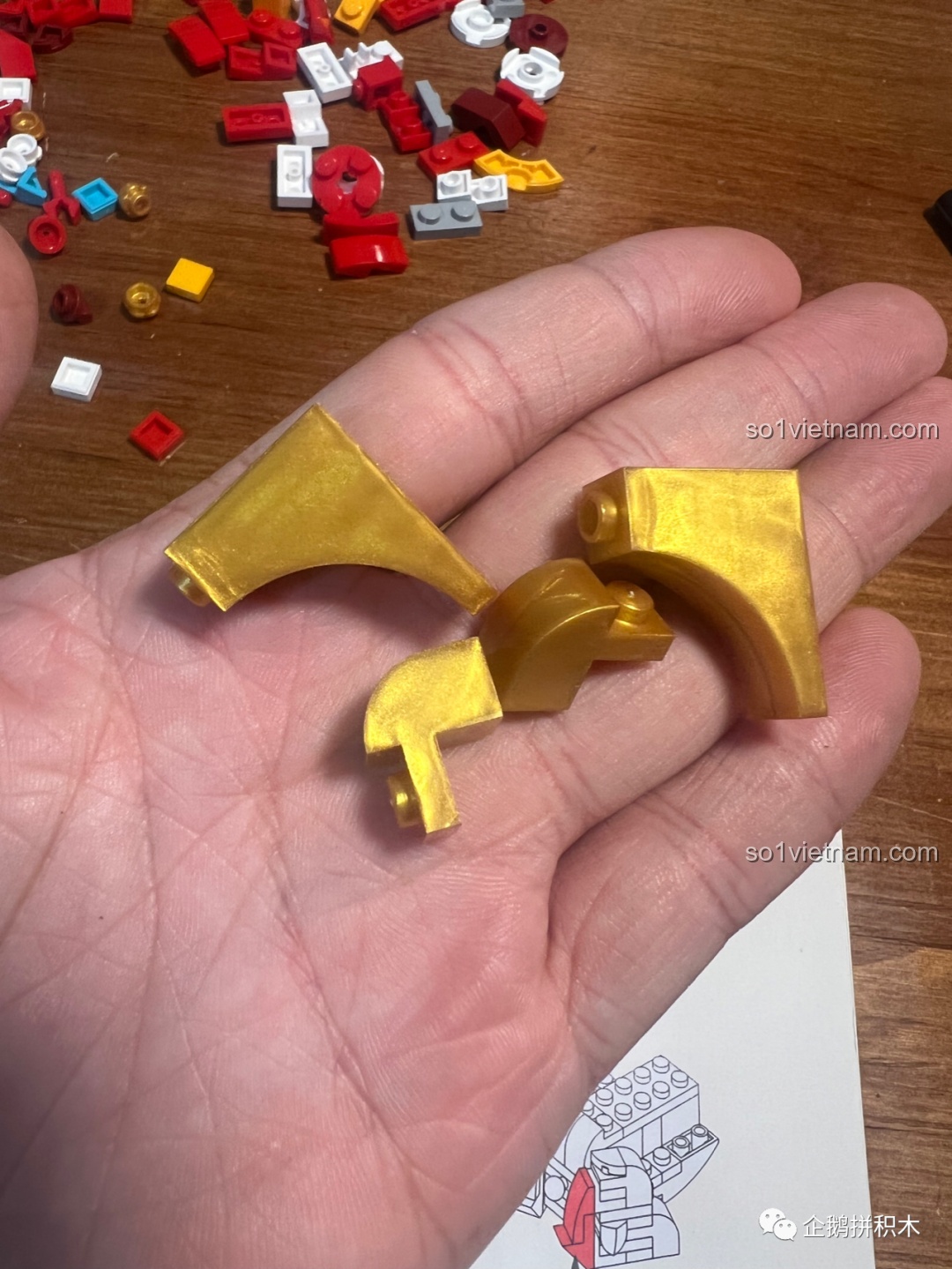 Các mảnh ghép màu vàng ánh kim đặc biệt của bộ lắp ghép JAKI Sư Tử Múa Lân, tạo điểm nhấn sang trọng cho mô hình.