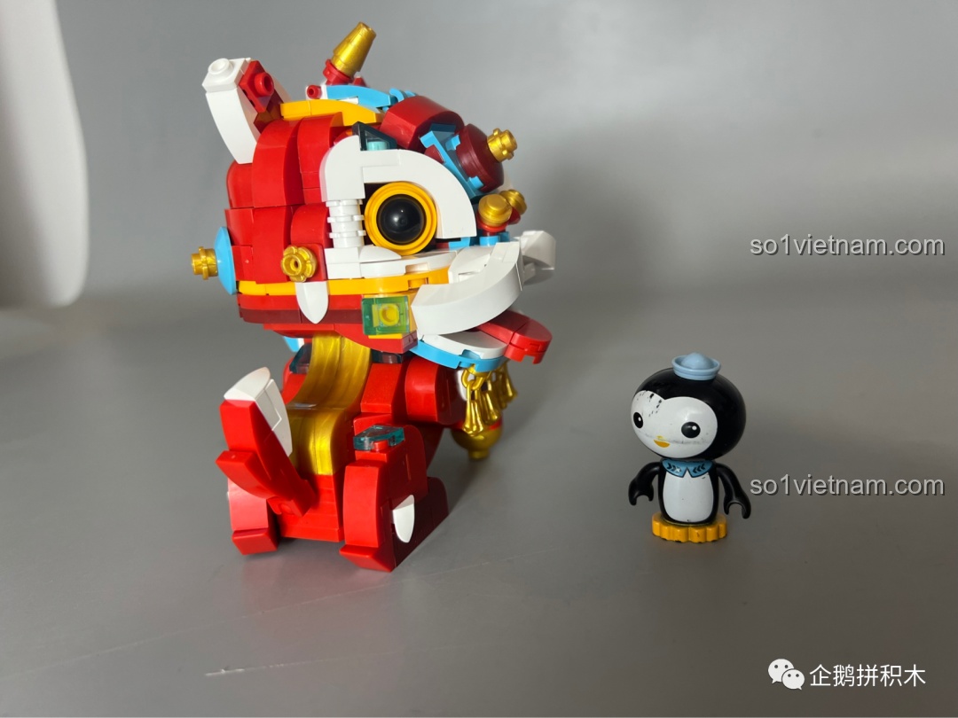 Cận cảnh khuôn mặt của mô hình Sư Tử Múa Lân JAKI, với các chi tiết mắt, mũi, miệng và râu vàng.