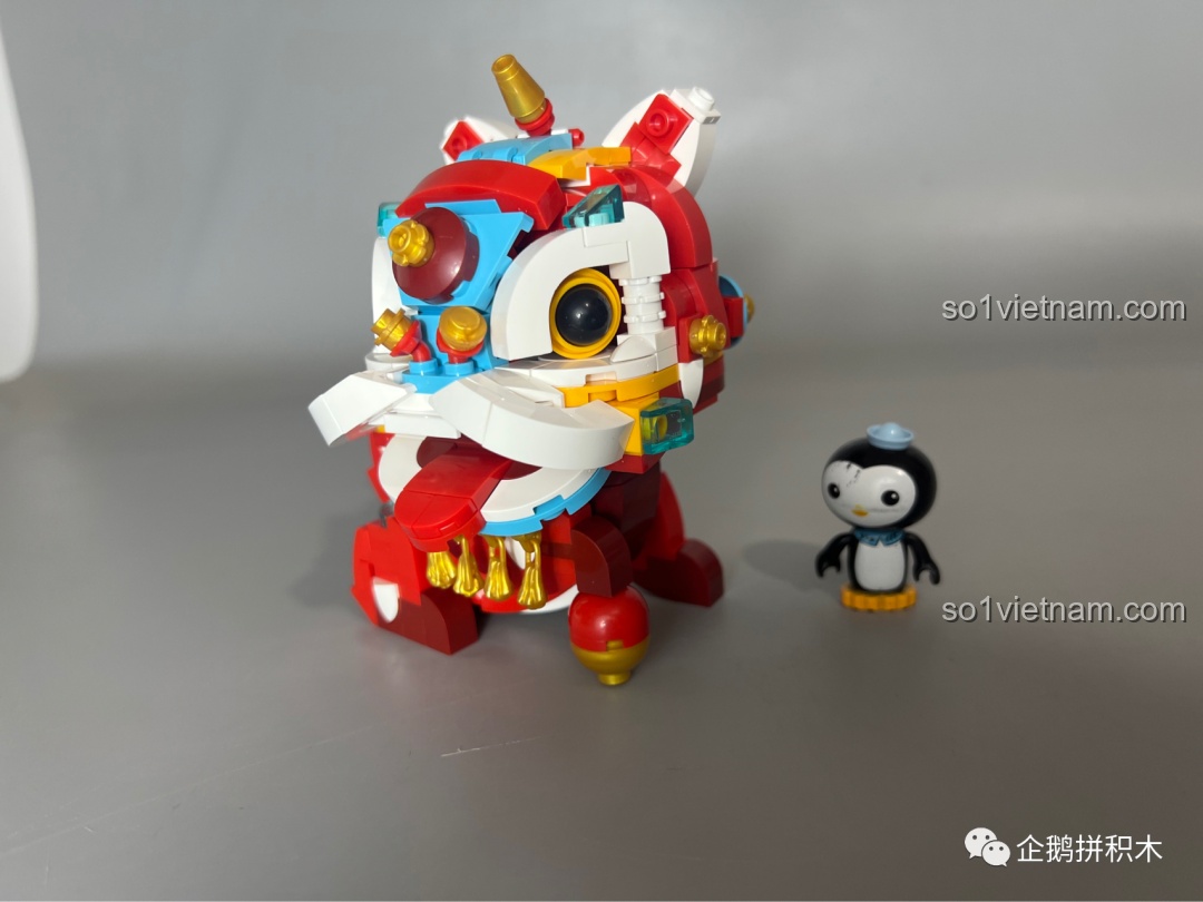 Góc nhìn chéo của mô hình Sư Tử Múa Lân JAKI, khoe được cả phần thân và phần đầu sống động.