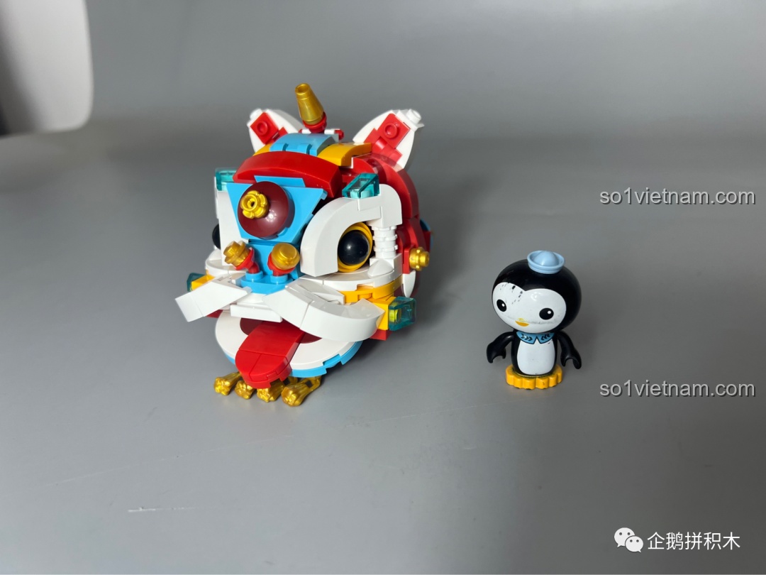 Mô hình Sư Tử Múa Lân JAKI hoàn thiện nhìn từ góc nghiêng, thể hiện thiết kế 3D sống động.