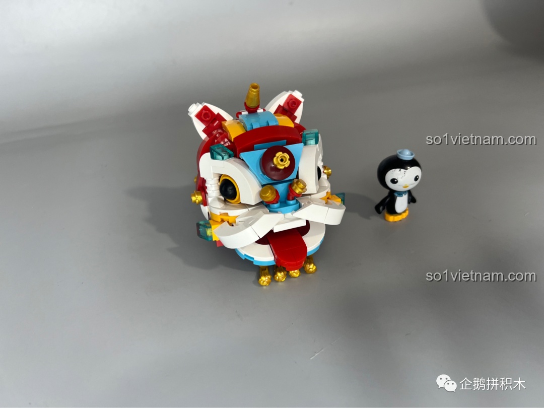 Ảnh chụp mô hình Sư Tử Múa Lân JAKI hoàn thiện, một món đồ chơi trang trí bàn làm việc tuyệt vời.