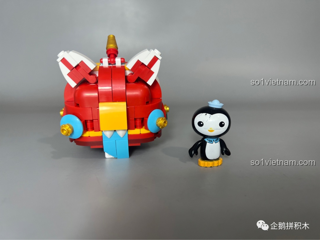 Mặt sau của mô hình Sư Tử Múa Lân JAKI hoàn thiện, cho thấy sự chi tiết trong thiết kế.