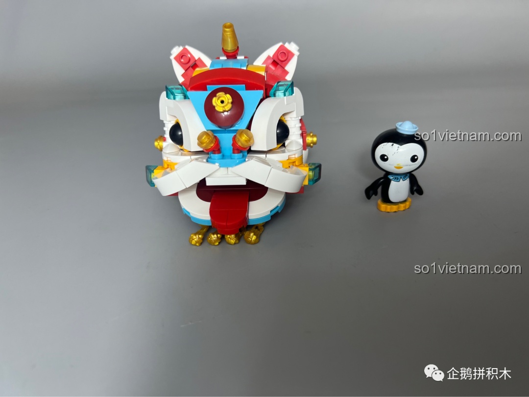 Mô hình Sư Tử Múa Lân JAKI hoàn thiện nhìn từ phía trước, với khuôn mặt vui tươi và đáng yêu.