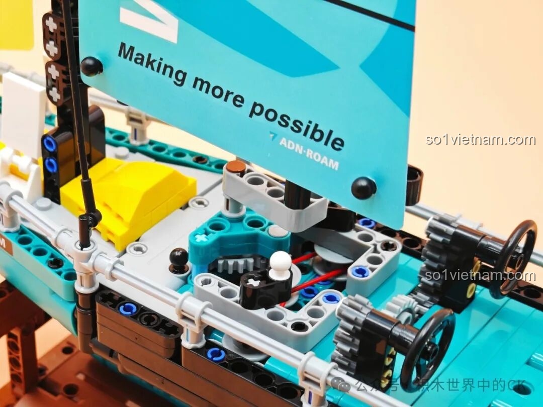 Chi tiết phần thân tàu màu xanh ngọc bích của JIESTAR 58123 Thuyền Buồm Vượt Biển