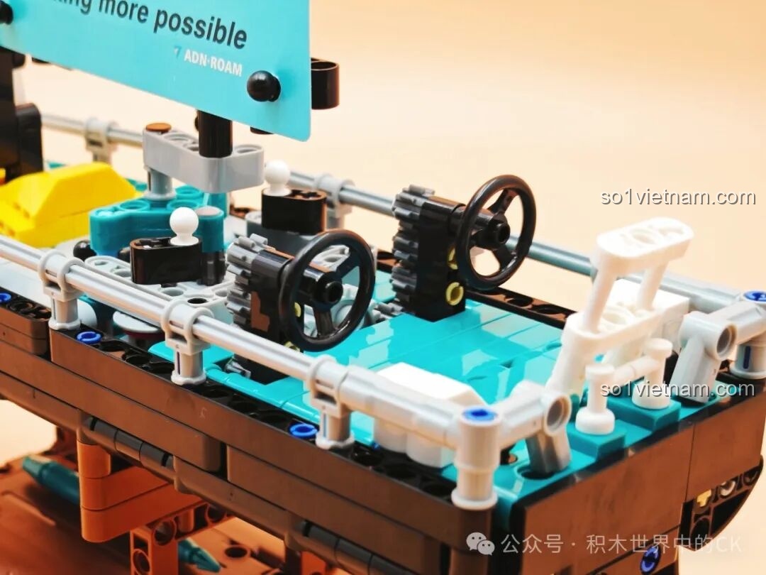 Chi tiết phần mũi tàu màu vàng của JIESTAR 58123 Thuyền Buồm Vượt Biển