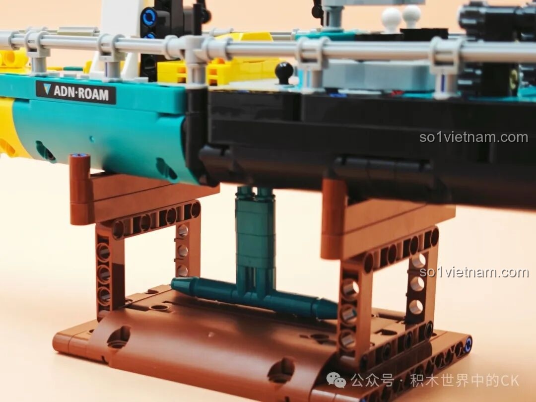 Chi tiết phần đuôi tàu với bánh lái và chân vịt của JIESTAR 58123