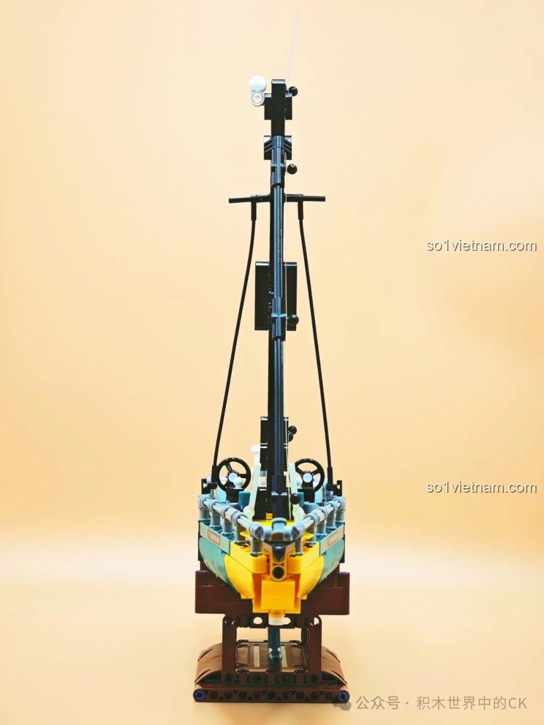 Mô hình Thuyền Buồm Vượt Biển JIESTAR 58123 trên giá đỡ