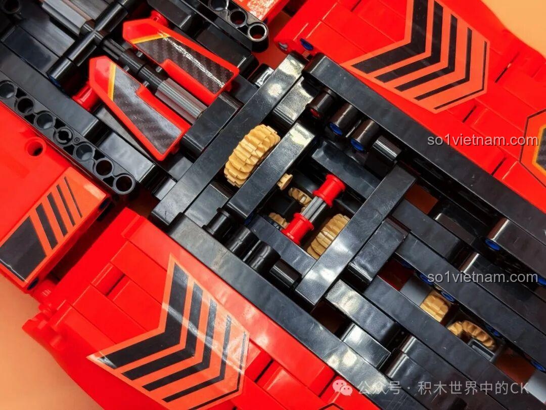 Cơ chế lật cabin của bộ lắp ghép Jie Star JJ9070 Xe Đầu Kéo Scania, để lộ động cơ mô phỏng.