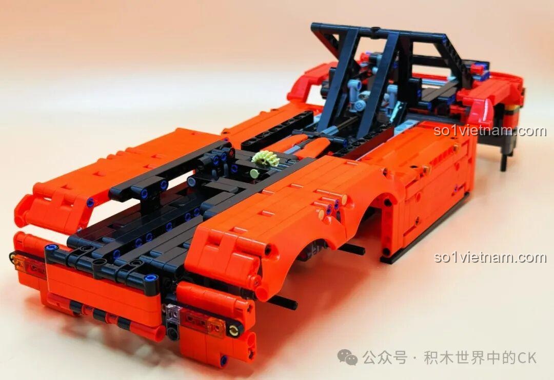 Phần đầu xe đang lắp ráp bộ lắp ghép Jie Star JJ9070 Xe Đầu Kéo Scania, đồ chơi mô hình xe tải Scania.