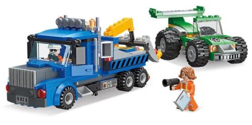 Hình ảnh bộ lắp ghép Xe Kéo Cứu Hộ JIESTAR 51033 gồm xe tải kéo màu xanh và xe đua địa hình màu xanh lá, phù hợp cho con trai 6 tuổi. Một lựa chọn đồ chơi mô hình giá tốt.