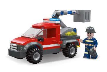 Mô hình xe cứu hỏa nâng thang từ bộ lắp ghép Jiestar 52013 giá rẻ, đi kèm một lính cứu hỏa, đồ chơi cho bé trai 6 tuổi.