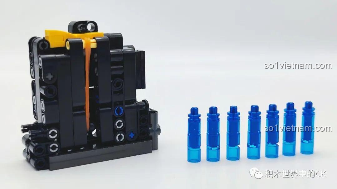 Cận cảnh băng đạn của súng JIESTAR 58023 và 8 viên đạn nhựa đi kèm trong bộ sản phẩm.