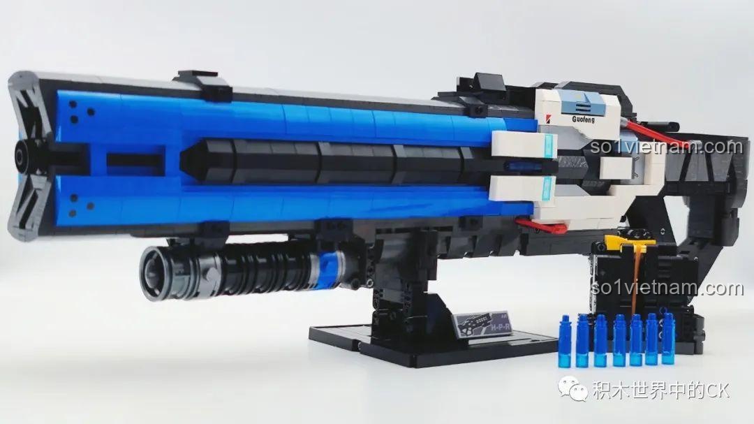 Mô hình súng JIESTAR 58023 cùng với đế trưng bày và các viên đạn nhựa màu xanh đi kèm.