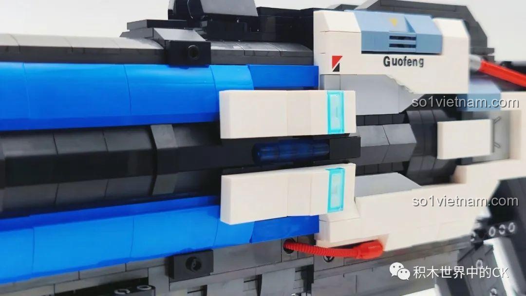 Chi tiết ống dẫn năng lượng màu đỏ chạy dọc thân súng, một đặc điểm thiết kế khoa học viễn tưởng.