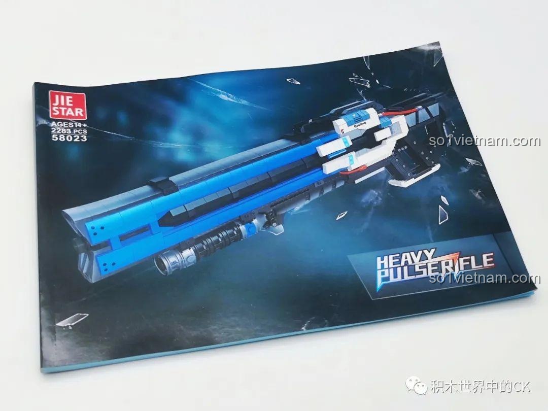 Sách hướng dẫn lắp ráp chi tiết đi kèm bộ đồ chơi JIESTAR 58023, giúp bé trai 8 tuổi dễ dàng hoàn thành mô hình.