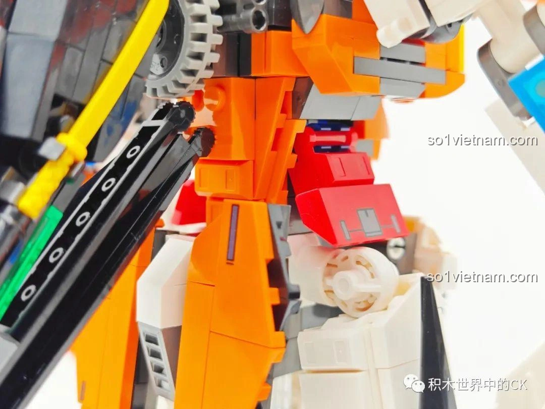 Cận cảnh phần cánh và giáp lưng của JIESTAR 58030 Gundam Kyriosgn-003, với các chi tiết màu xanh lá