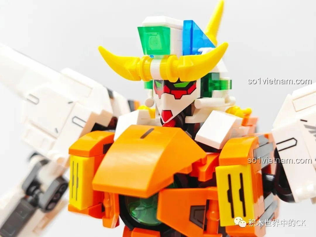 Cận cảnh phần đầu của JIESTAR 58030 Gundam Kyriosgn-003 với cặp sừng vàng, mắt xanh lá và các chi tiết mặt nạ