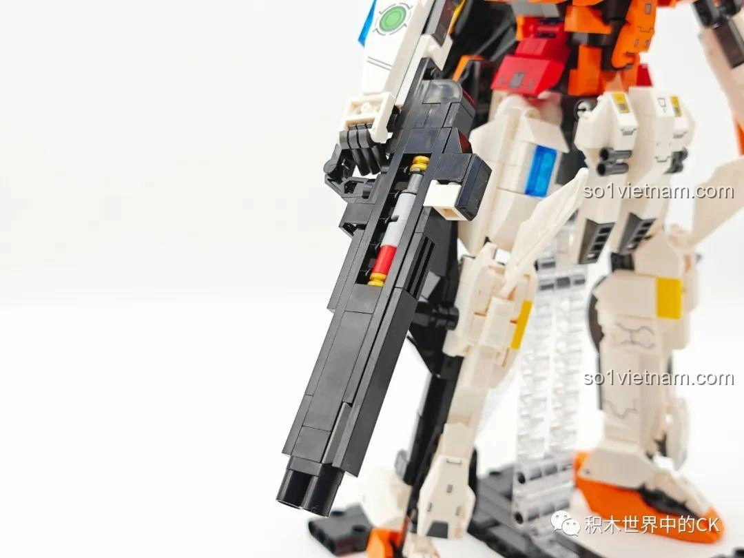 Cận cảnh phần eo và hông của JIESTAR 58030 Gundam Kyriosgn-003, với các chi tiết giáp và khớp nối