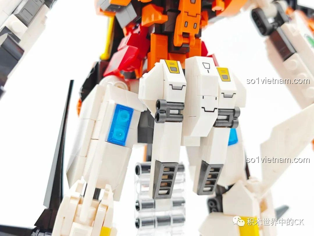 Cận cảnh phần giáp đùi và hông của JIESTAR 58030 Gundam Kyriosgn-003, với các đường nét tinh xảo