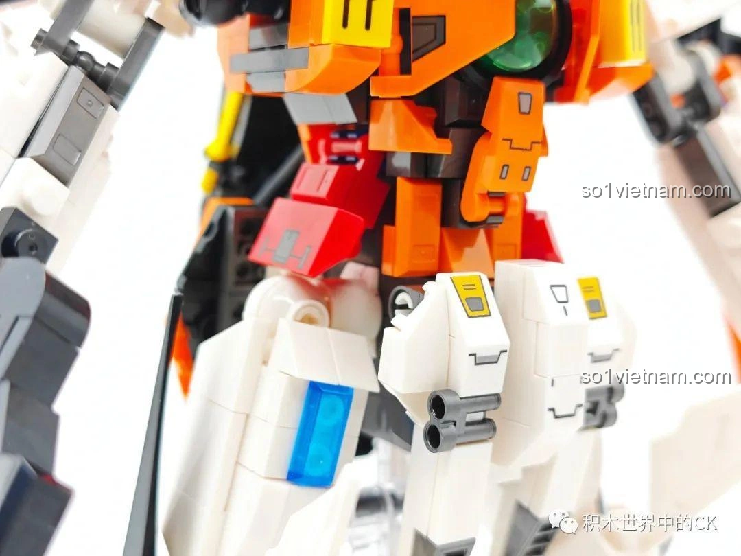 Cận cảnh phần hông và đùi của JIESTAR 58030 Gundam Kyriosgn-003, với các chi tiết cơ khí