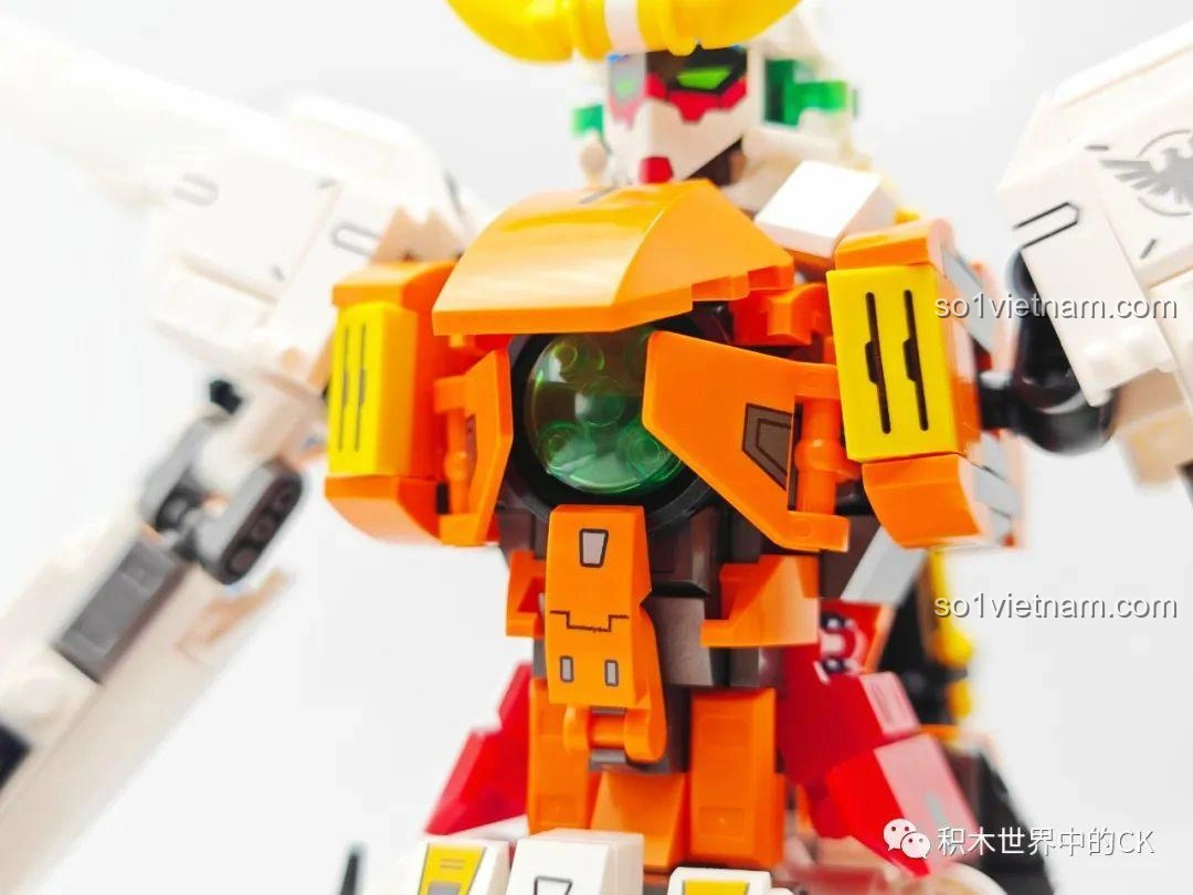 Cận cảnh phần thân và ngực của JIESTAR 58030 Gundam Kyriosgn-003, với buồng lái trong suốt và giáp chi tiết