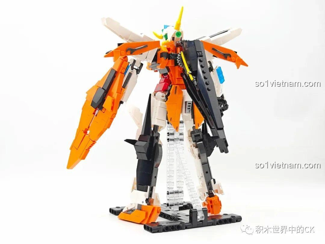 Mô hình JIESTAR 58030 Gundam Kyriosgn-003 nhìn từ góc 3/4 phía sau, thể hiện độ phức tạp của giáp lưng và vũ khí