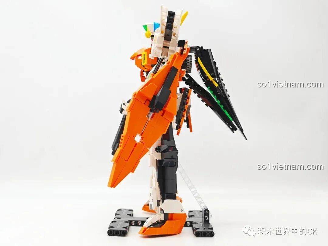 Góc nhìn bên hông của JIESTAR 58030 Gundam Kyriosgn-003, khoe phần khiên lớn và chi tiết cánh