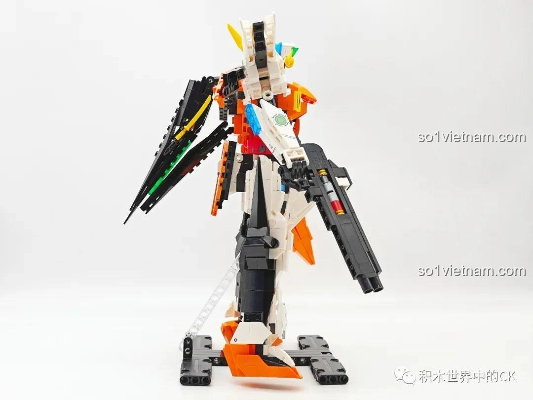 Góc nhìn từ phía sau bên hông của JIESTAR 58030 Gundam Kyriosgn-003, với súng trường GN Beam Rifle
