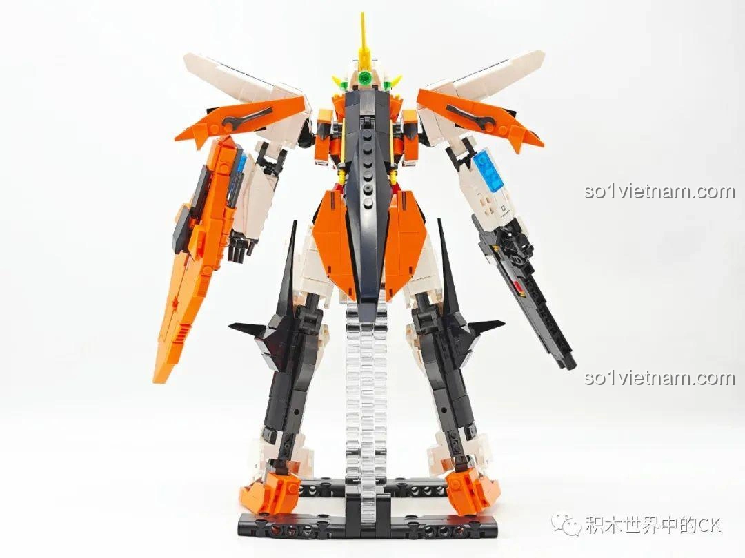 Góc nhìn phía sau của JIESTAR 58030 Gundam Kyriosgn-003, nổi bật phần động cơ và các chi tiết giáp