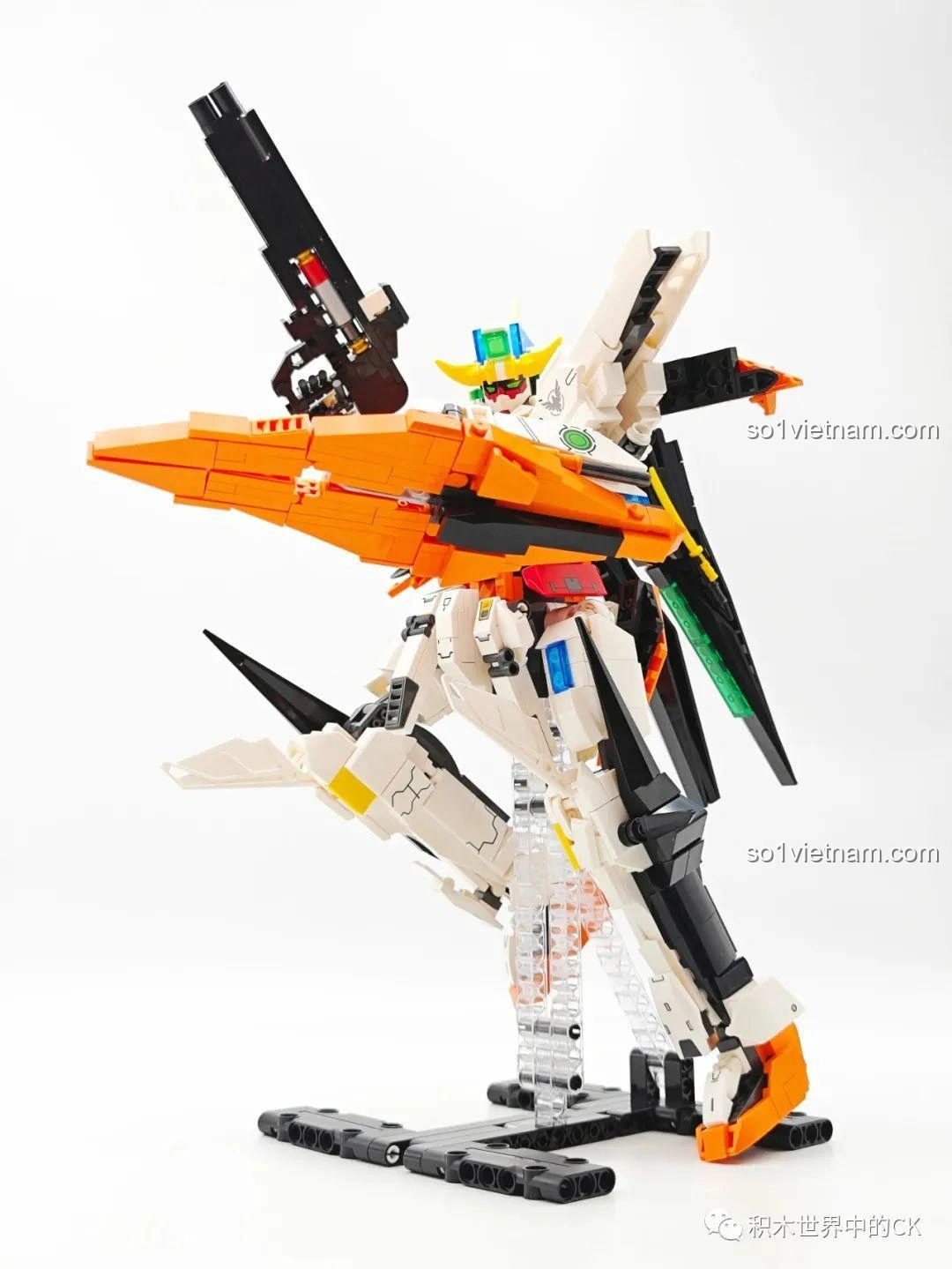 So sánh kích thước và thiết kế của JIESTAR 58030 Gundam Kyriosgn-003 với một mô hình Gundam khác, thể hiện sự đa dạng