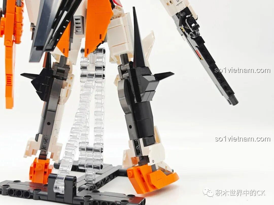 JIESTAR 58030 Gundam Kyriosgn-003 trong tư thế chiến đấu với súng trường và khiên, thể hiện sự linh hoạt