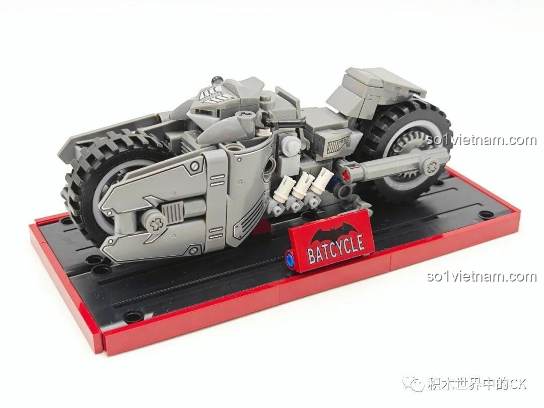 Mô hình JIESTAR 58051 Xe Mô tô Dơi Batcycle được đặt trên bệ trưng bày đi kèm, sẵn sàng để trang trí góc học tập.