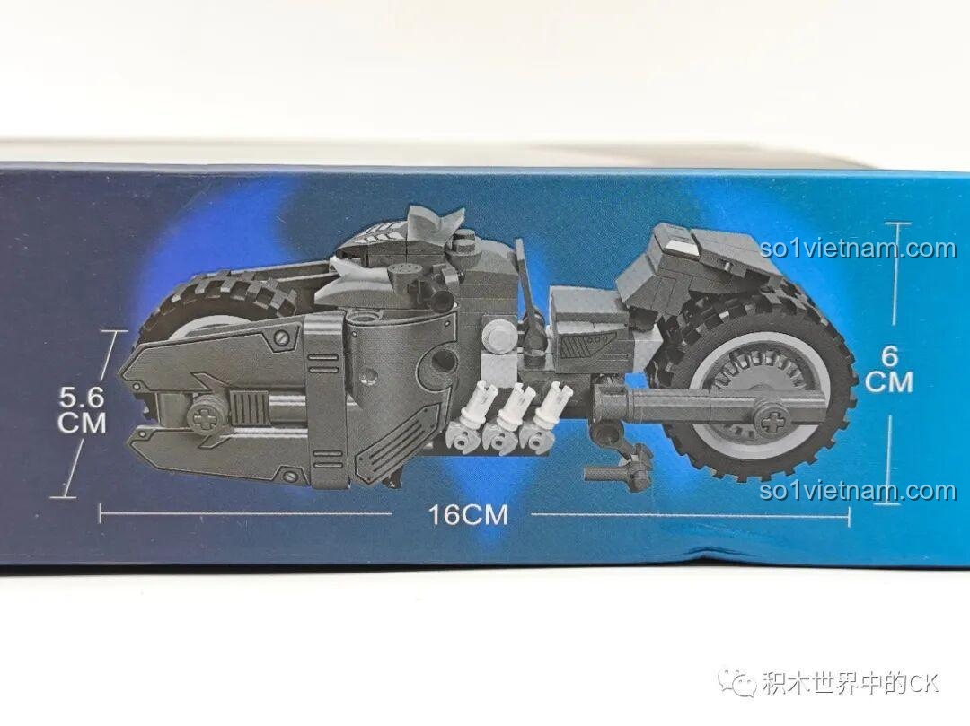 Hình ảnh thể hiện kích thước thực tế của Siêu mô tô Batcycle 58051, dài 16cm, cao 6cm, rộng 5.6cm.